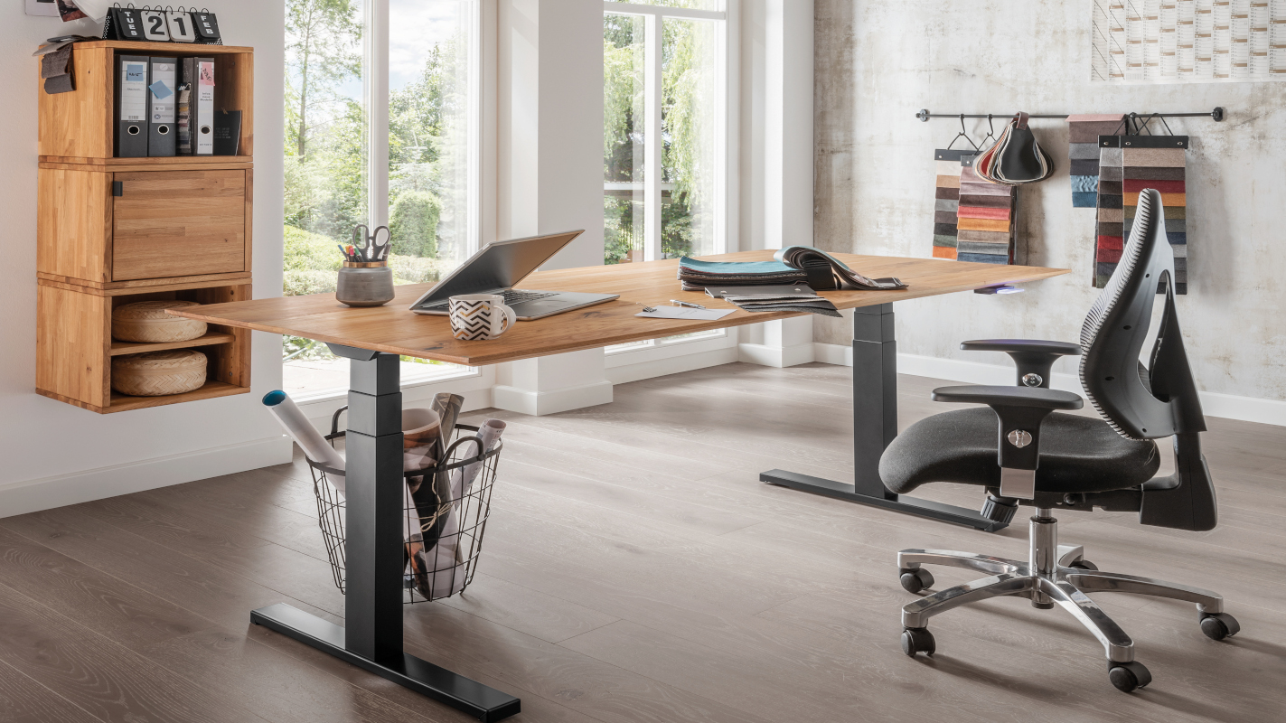 Höhenverstellbarer Schreibtisch fürs Büro
