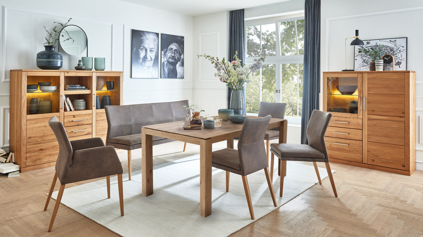 Esszimmer mit Vitrinen und Eckbank